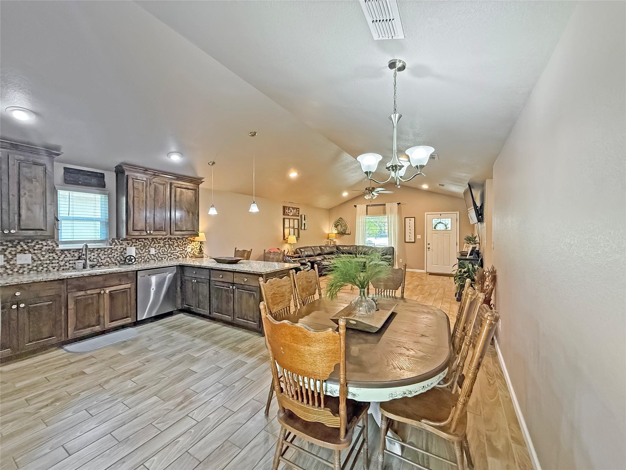 288 Nursery Dr, Lexington, TX 78947