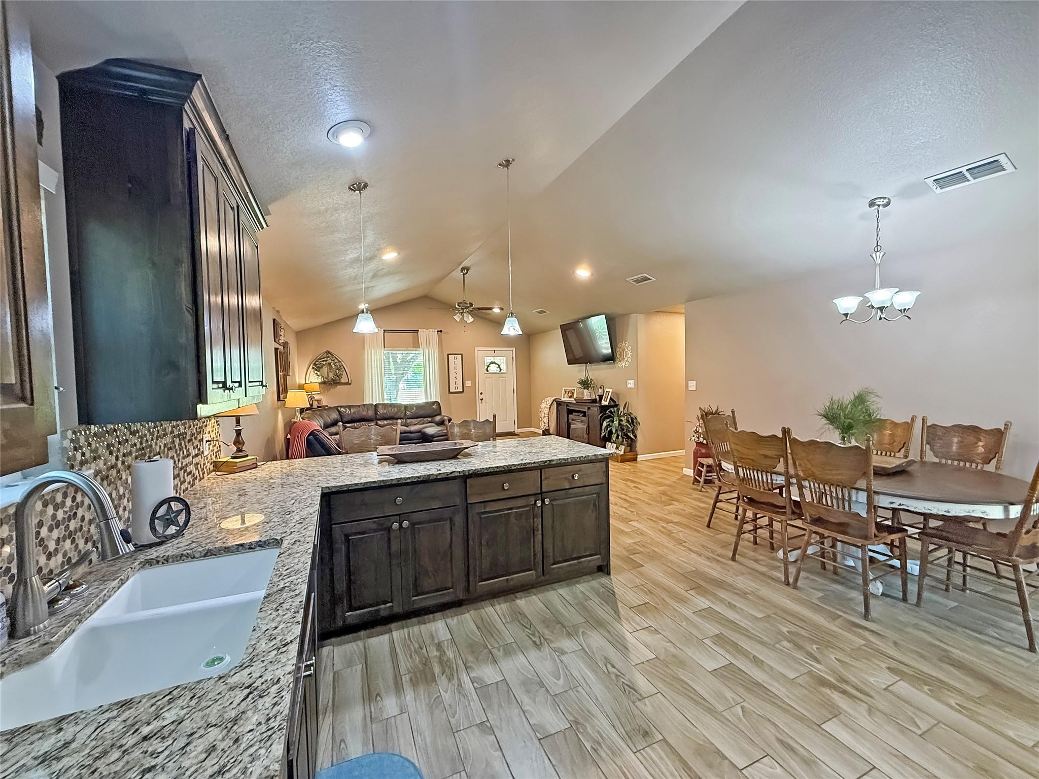 288 Nursery Dr, Lexington, TX 78947