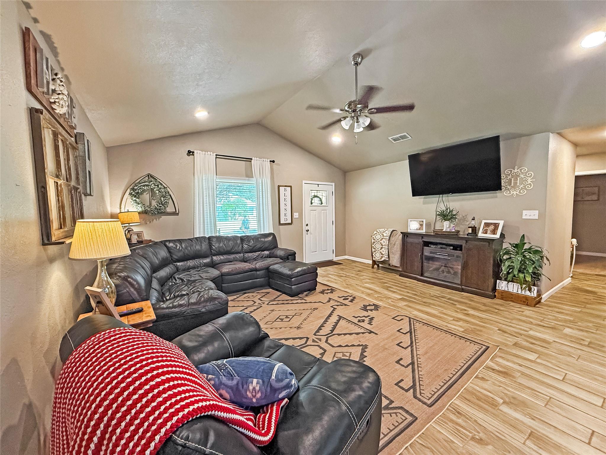 288 Nursery Dr, Lexington, TX 78947