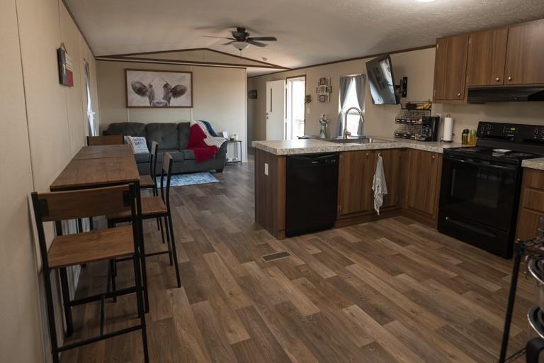 1096 County Road 447, Waelder, TX 78959