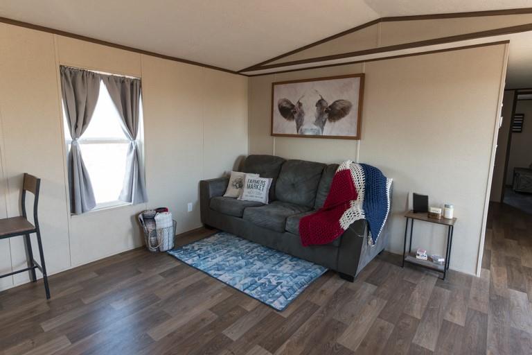 1096 County Road 447, Waelder, TX 78959