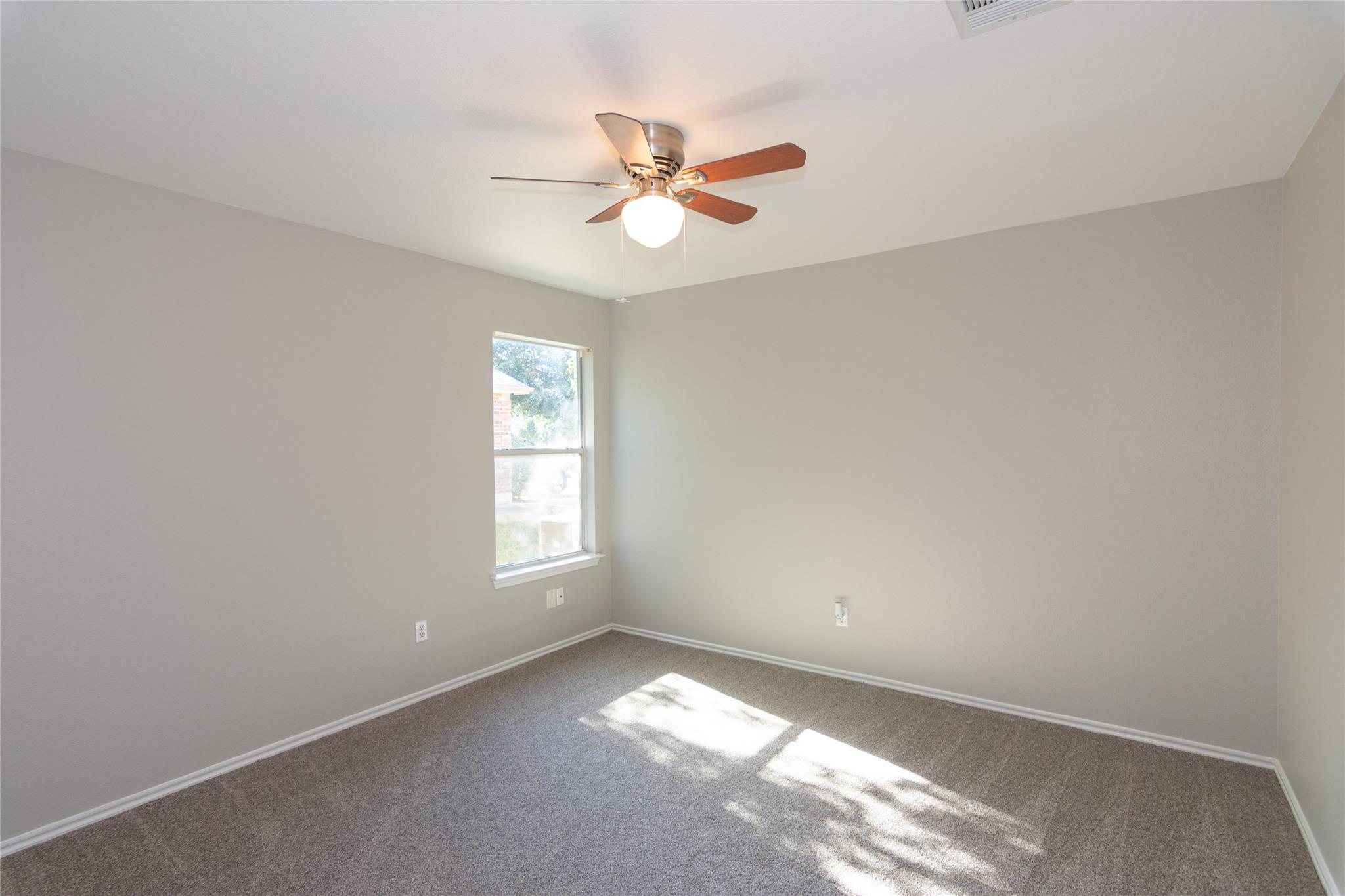 104 Phillips St, Hutto, TX 78634