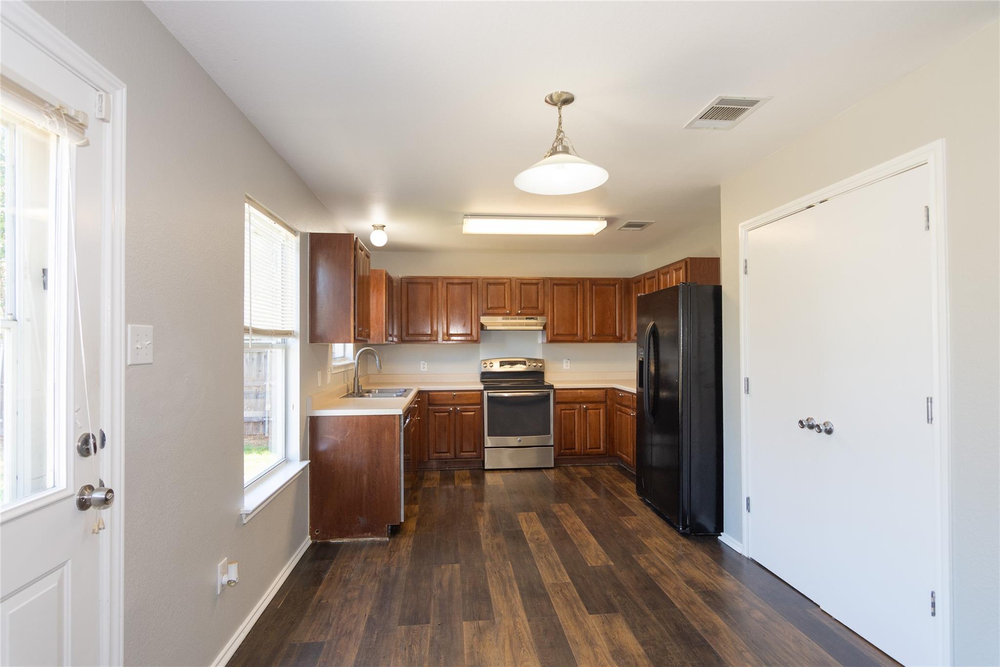 104 Phillips St, Hutto, TX 78634