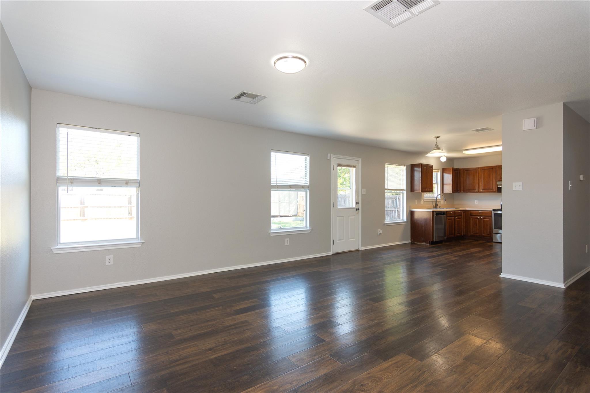 104 Phillips St, Hutto, TX 78634