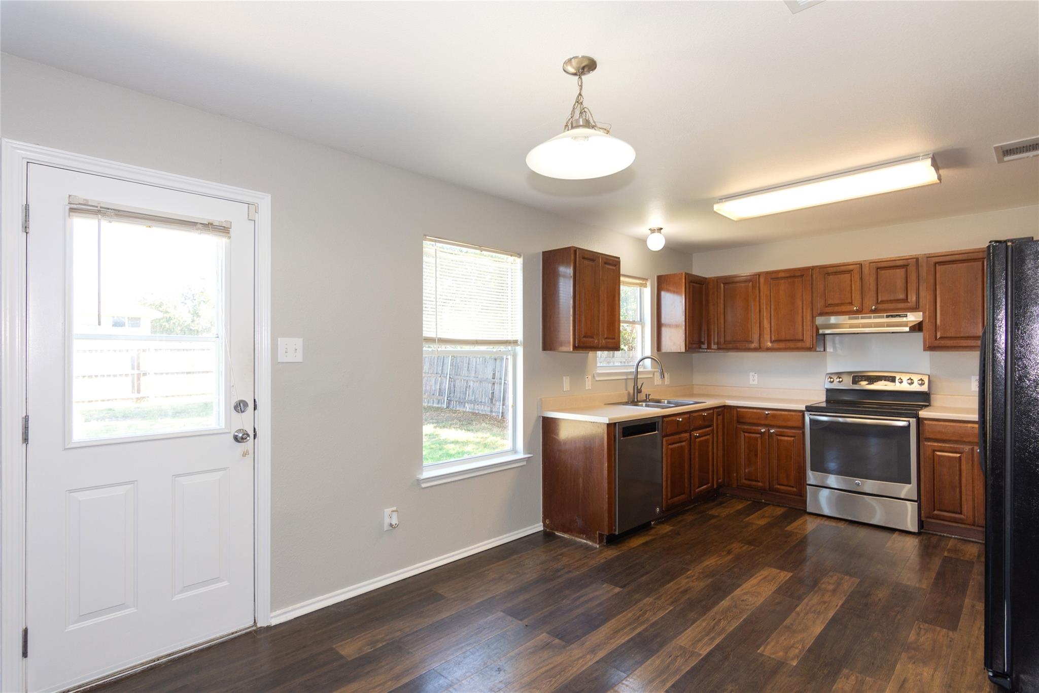 104 Phillips St, Hutto, TX 78634