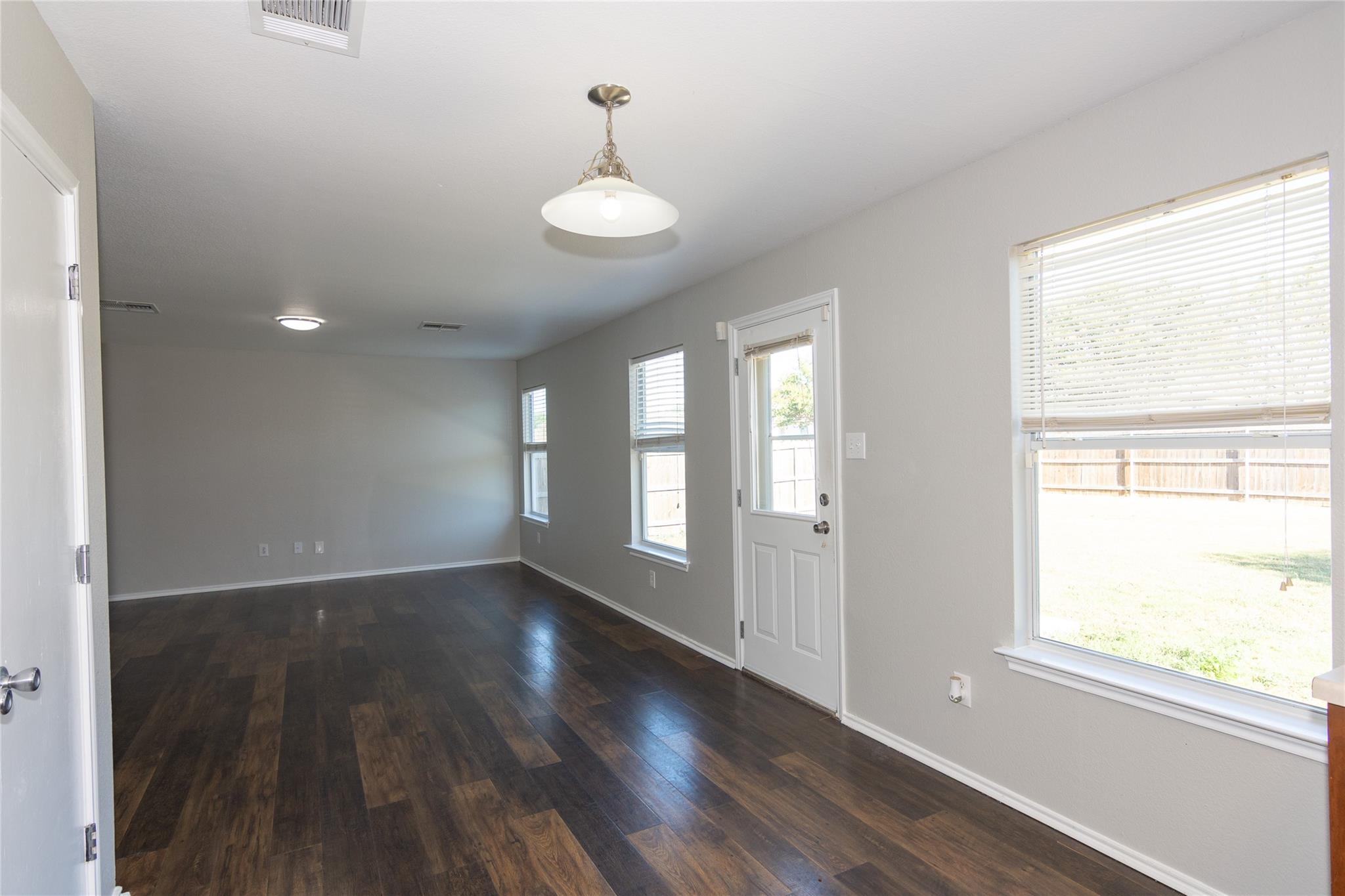 104 Phillips St, Hutto, TX 78634