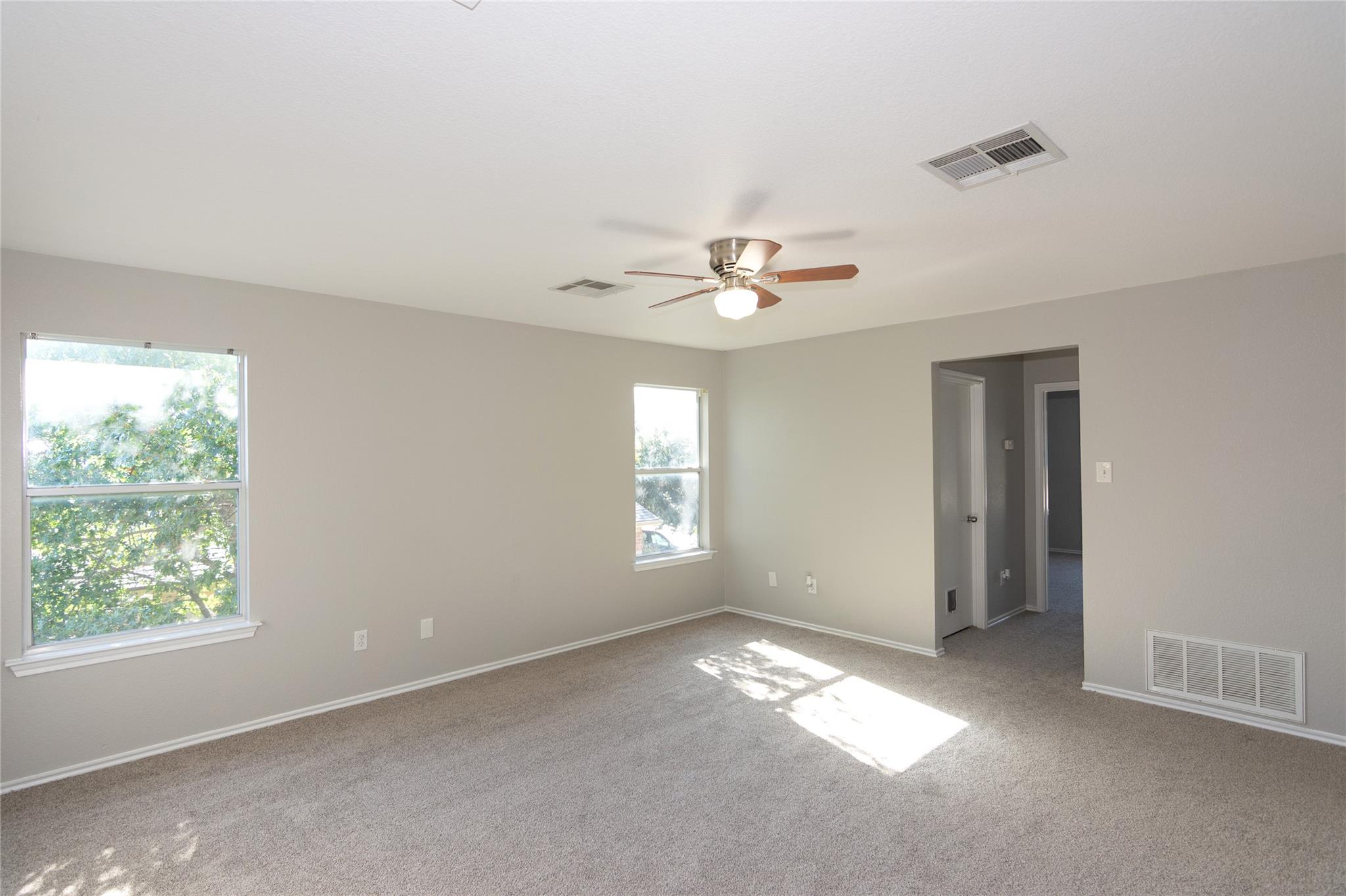 104 Phillips St, Hutto, TX 78634