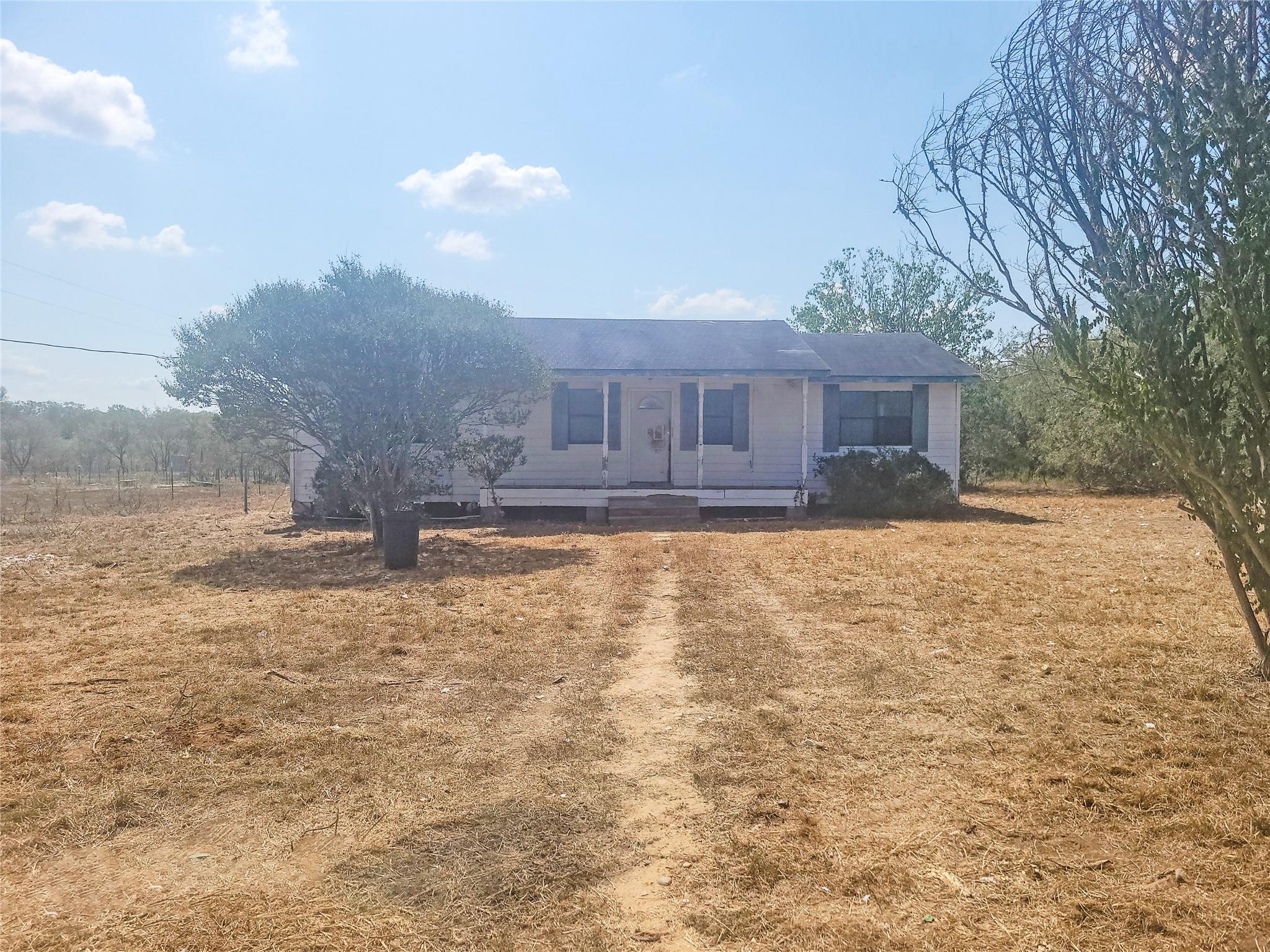 747 Chamberlin Rd, Dale, TX 78616