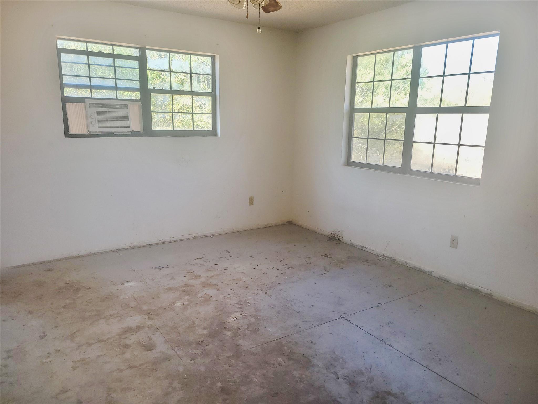 747 Chamberlin Rd, Dale, TX 78616