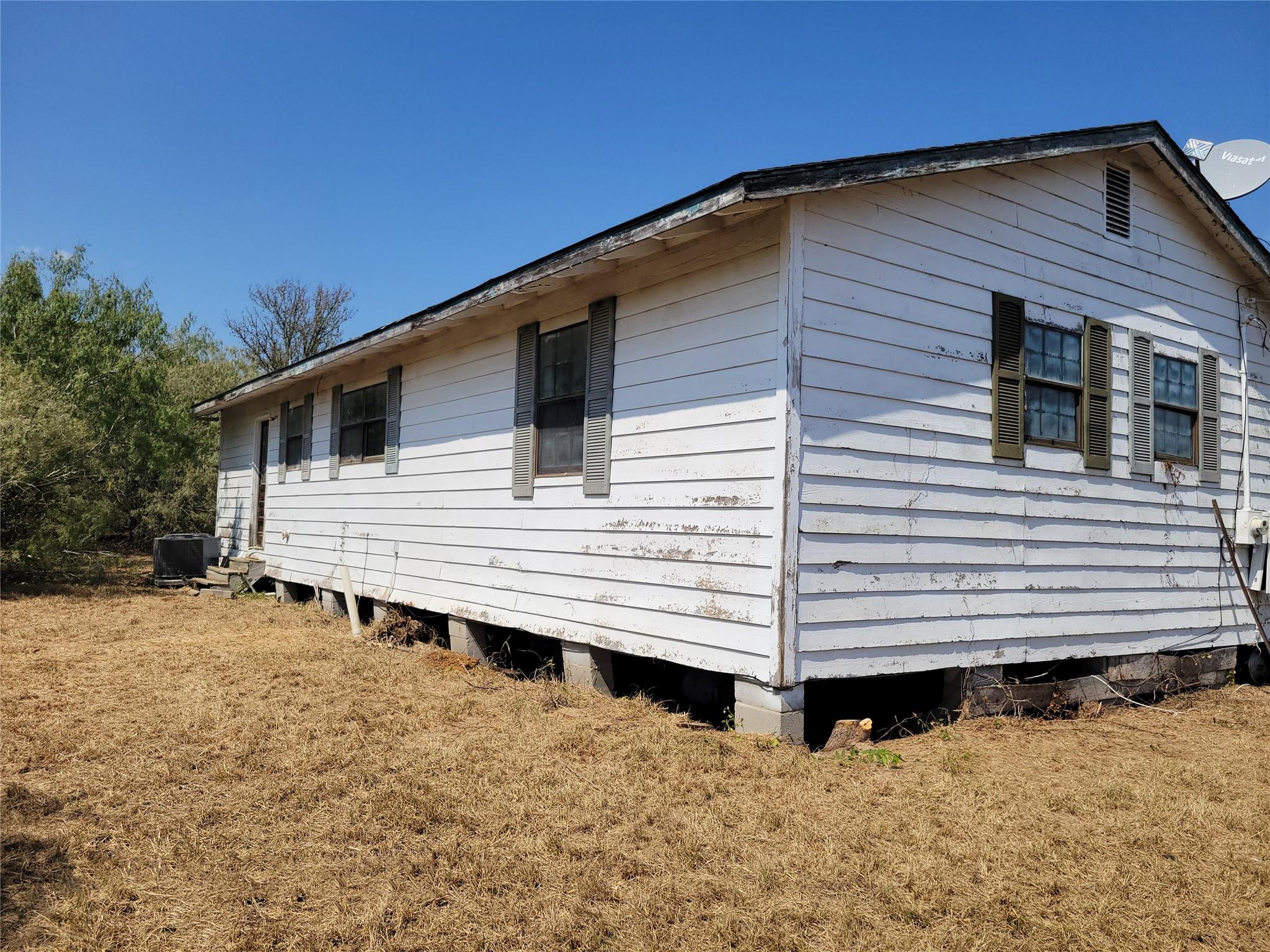 747 Chamberlin Rd, Dale, TX 78616