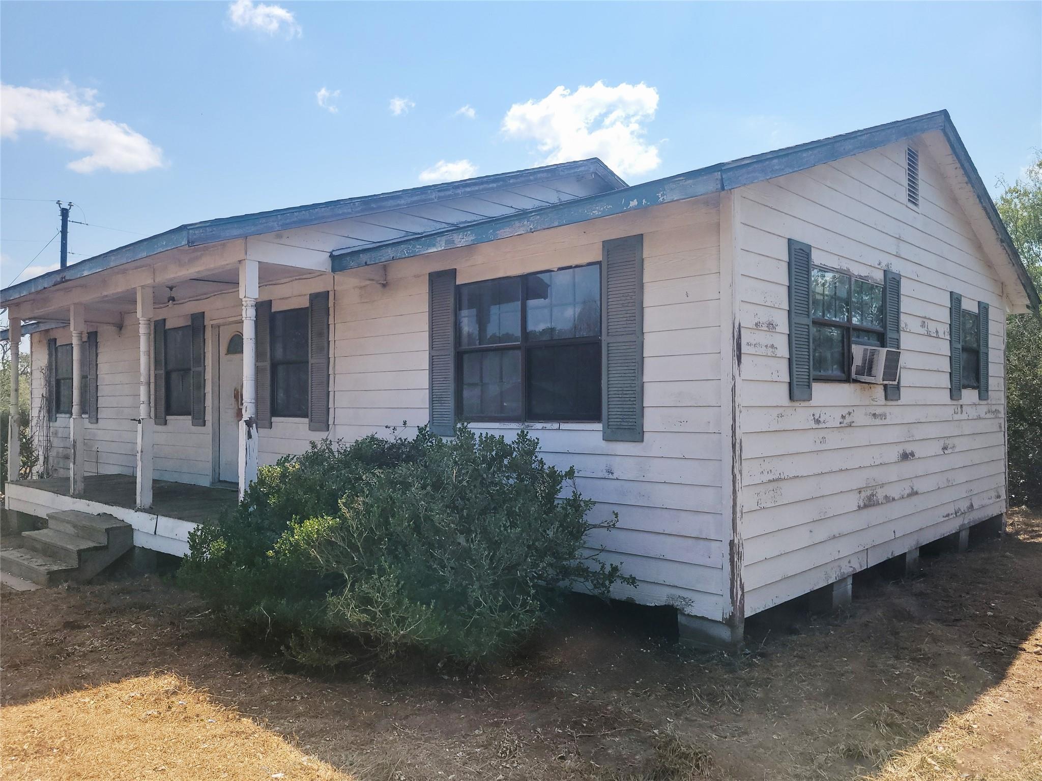 747 Chamberlin Rd, Dale, TX 78616