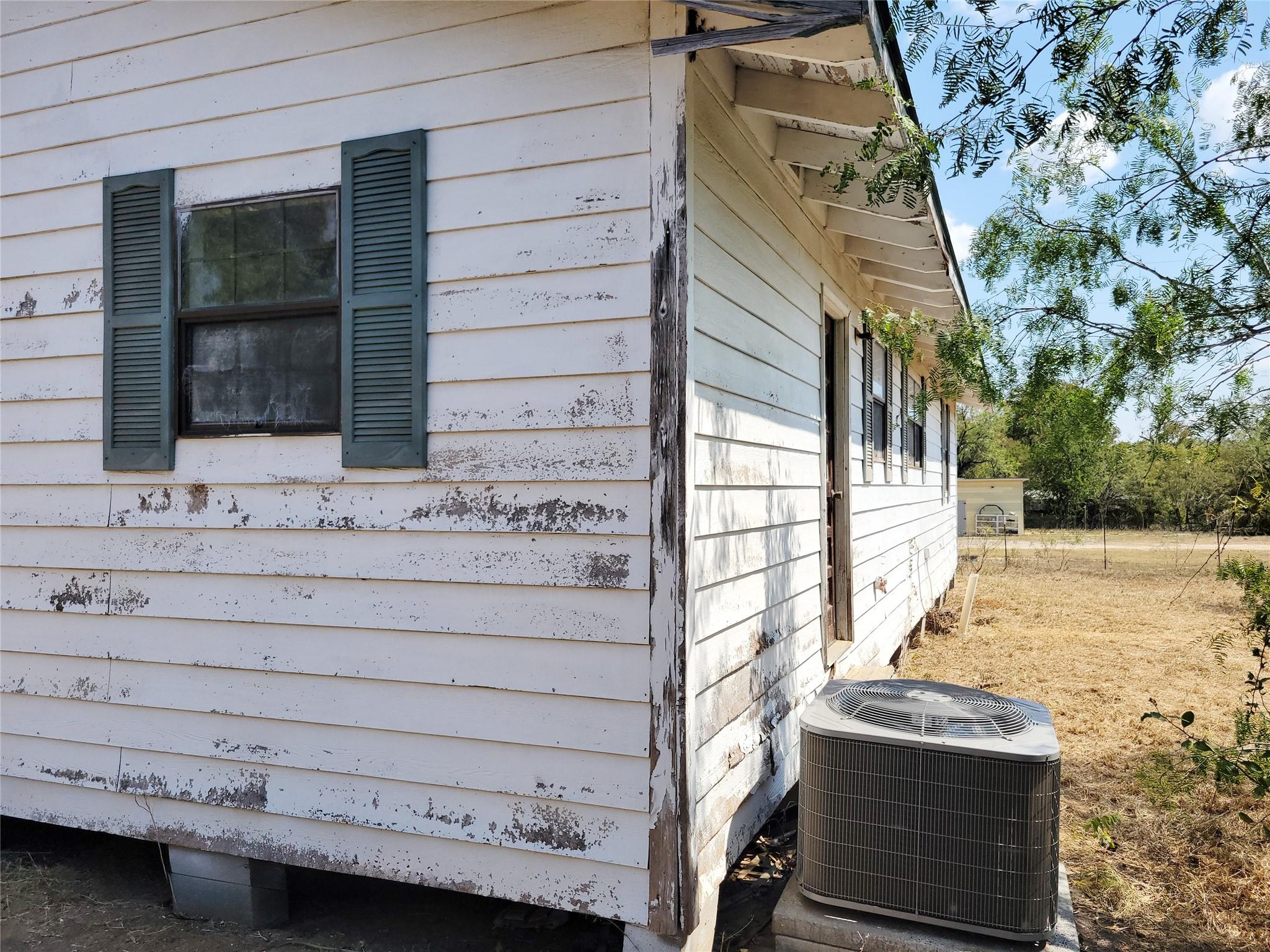 747 Chamberlin Rd, Dale, TX 78616