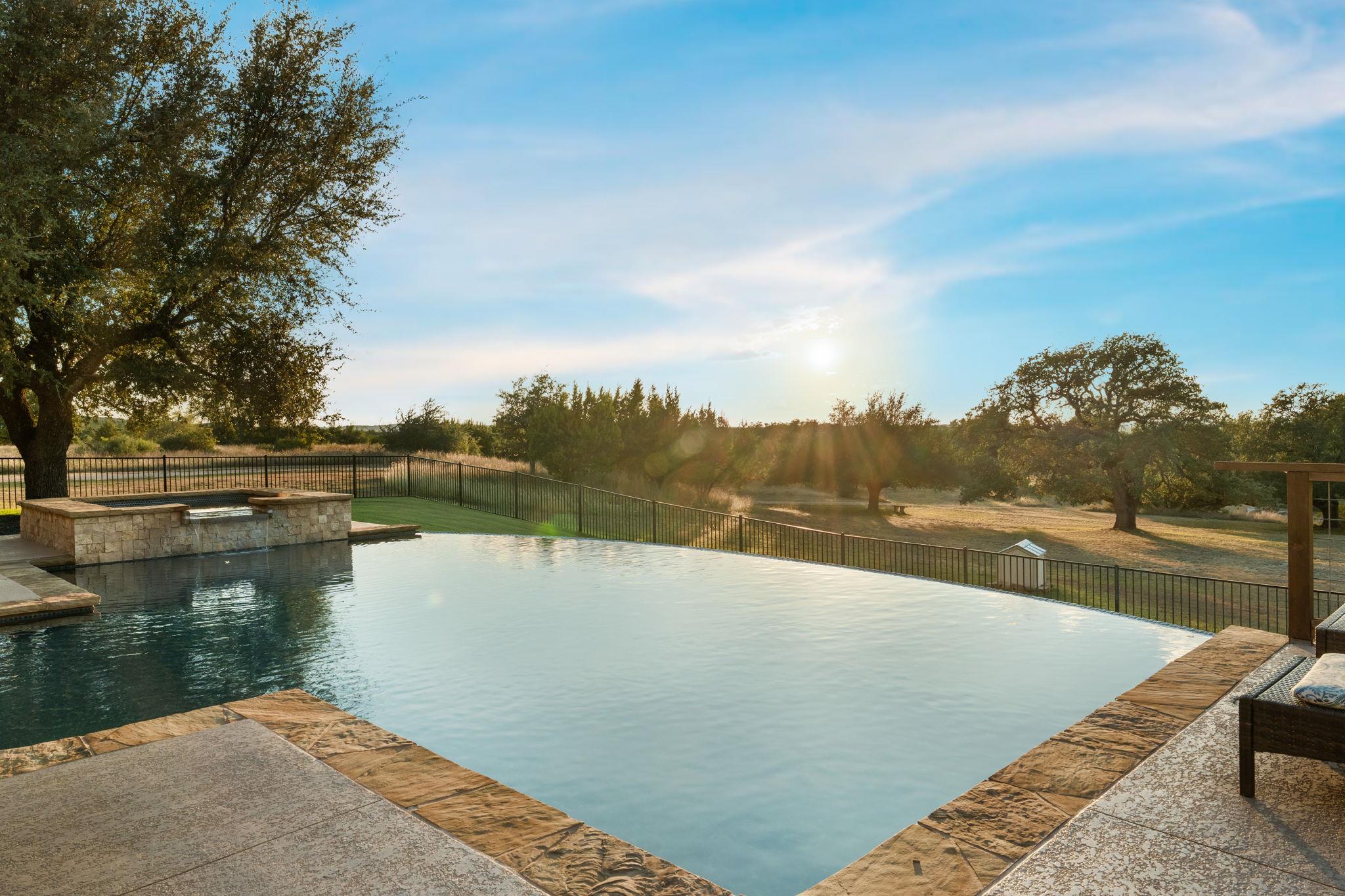 1010 Vista Ridge Dr, Round Mountain, TX 78663