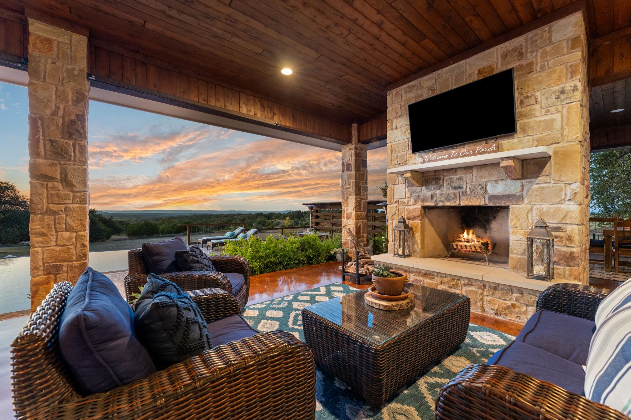 1010 Vista Ridge Dr, Round Mountain, TX 78663