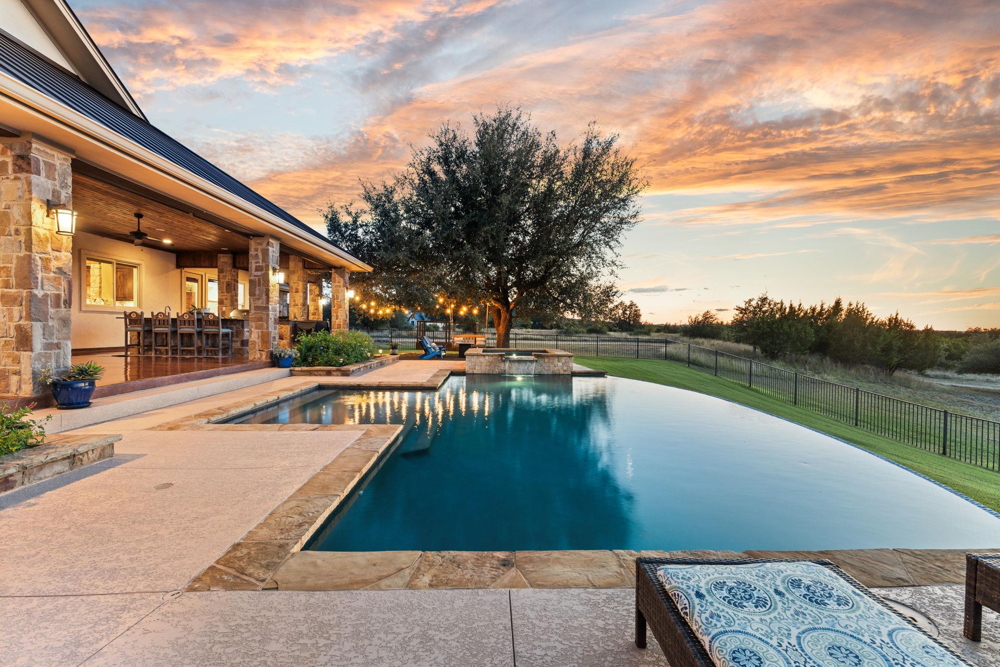 1010 Vista Ridge Dr, Round Mountain, TX 78663