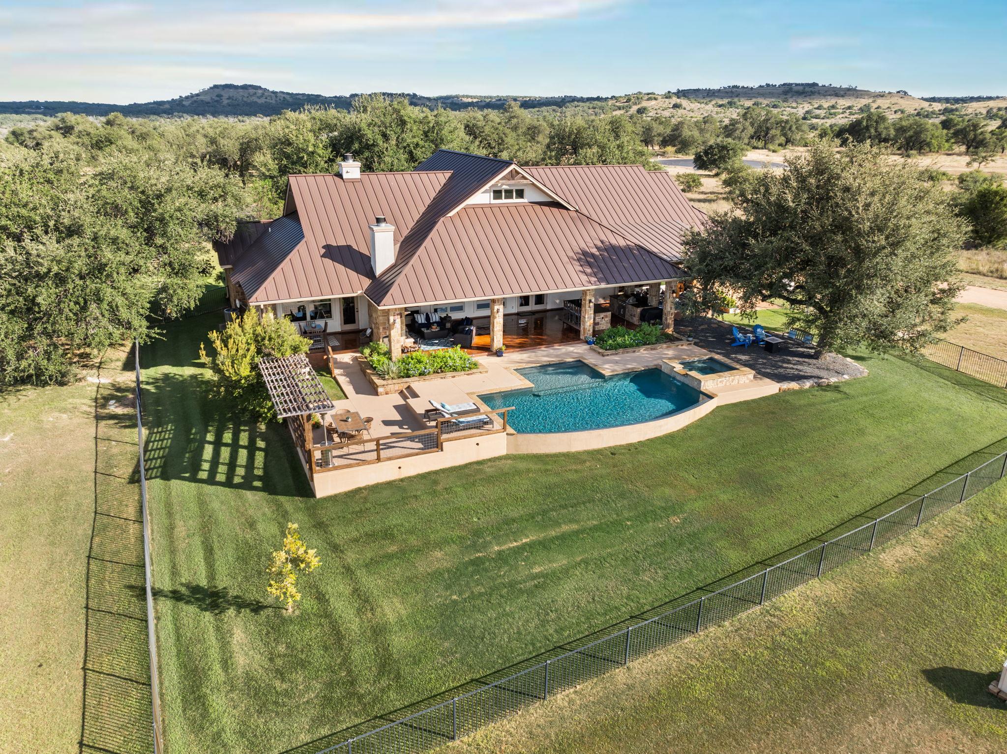 1010 Vista Ridge Dr, Round Mountain, TX 78663