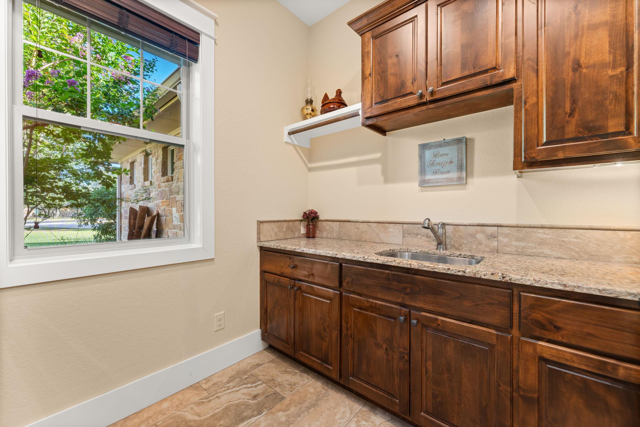 1010 Vista Ridge Dr, Round Mountain, TX 78663