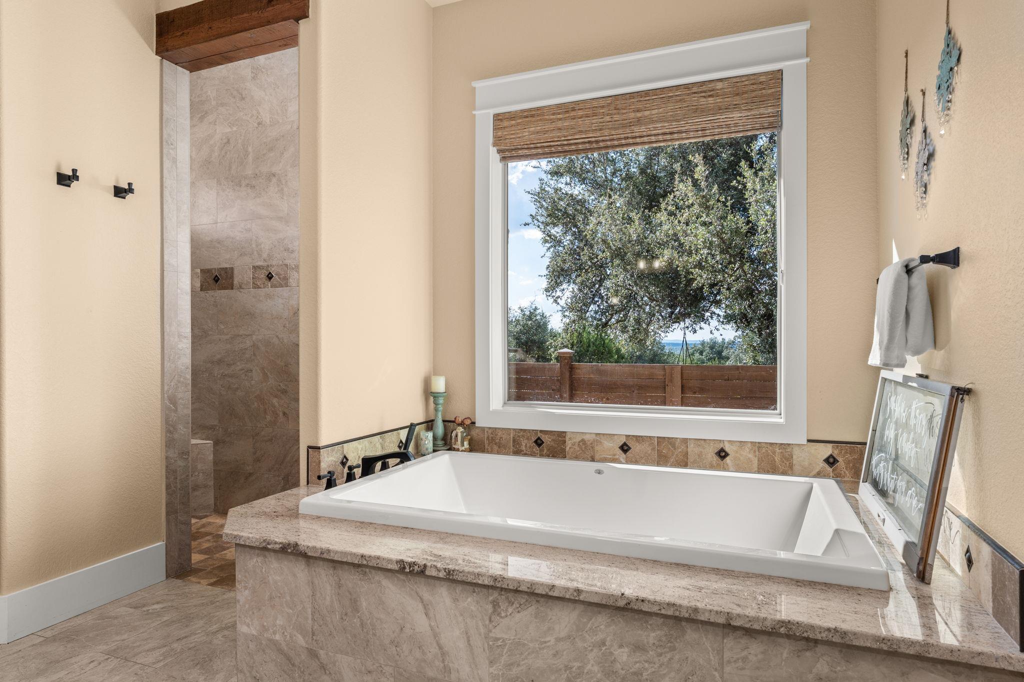 1010 Vista Ridge Dr, Round Mountain, TX 78663