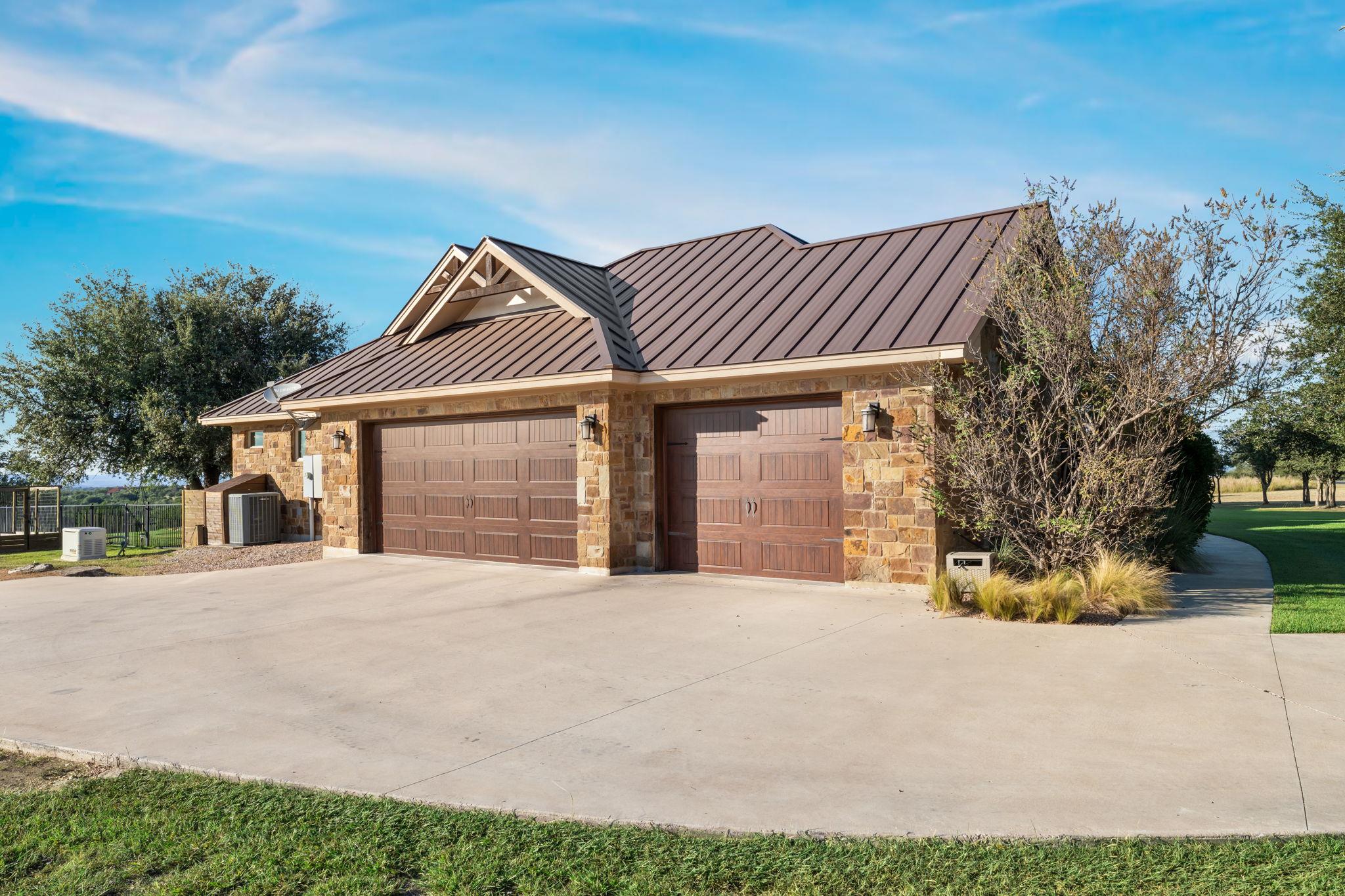 1010 Vista Ridge Dr, Round Mountain, TX 78663