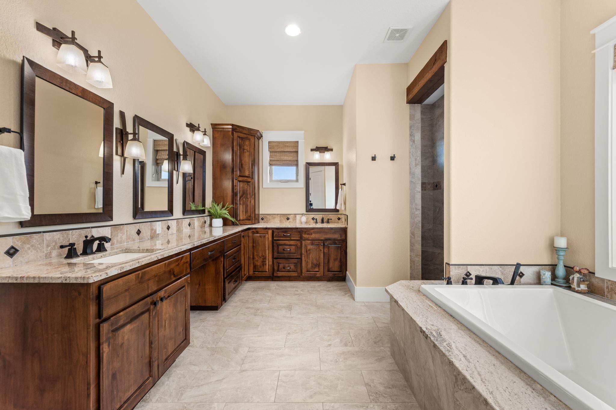 1010 Vista Ridge Dr, Round Mountain, TX 78663