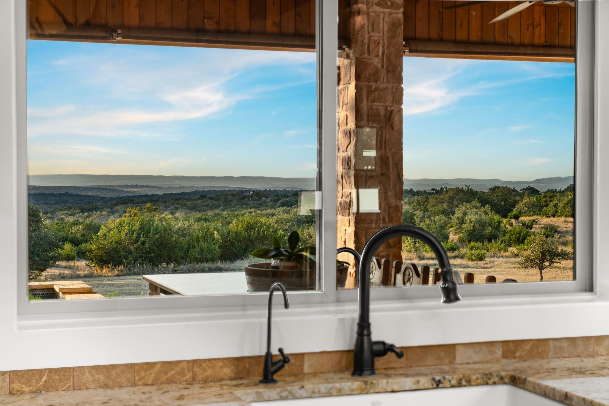 1010 Vista Ridge Dr, Round Mountain, TX 78663