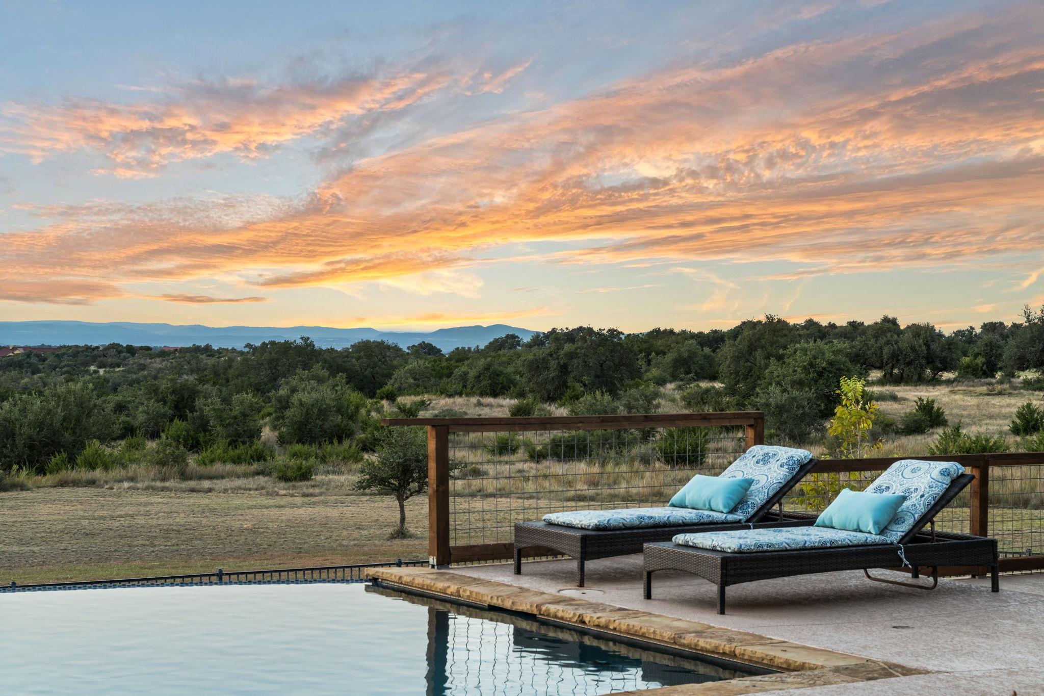 1010 Vista Ridge Dr, Round Mountain, TX 78663