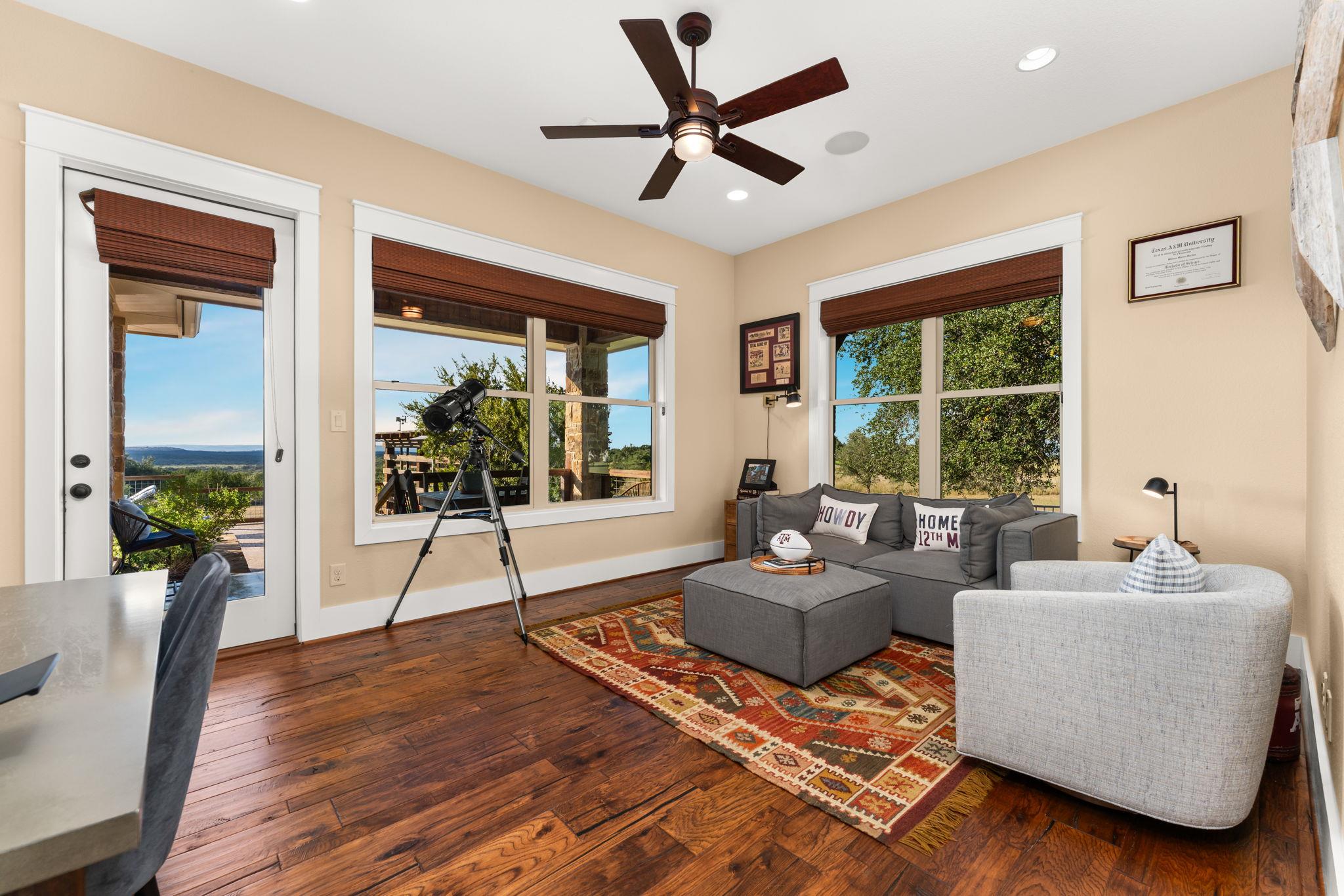 1010 Vista Ridge Dr, Round Mountain, TX 78663