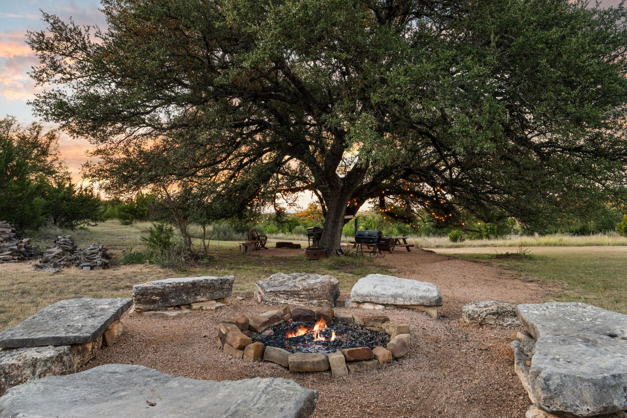 1010 Vista Ridge Dr, Round Mountain, TX 78663