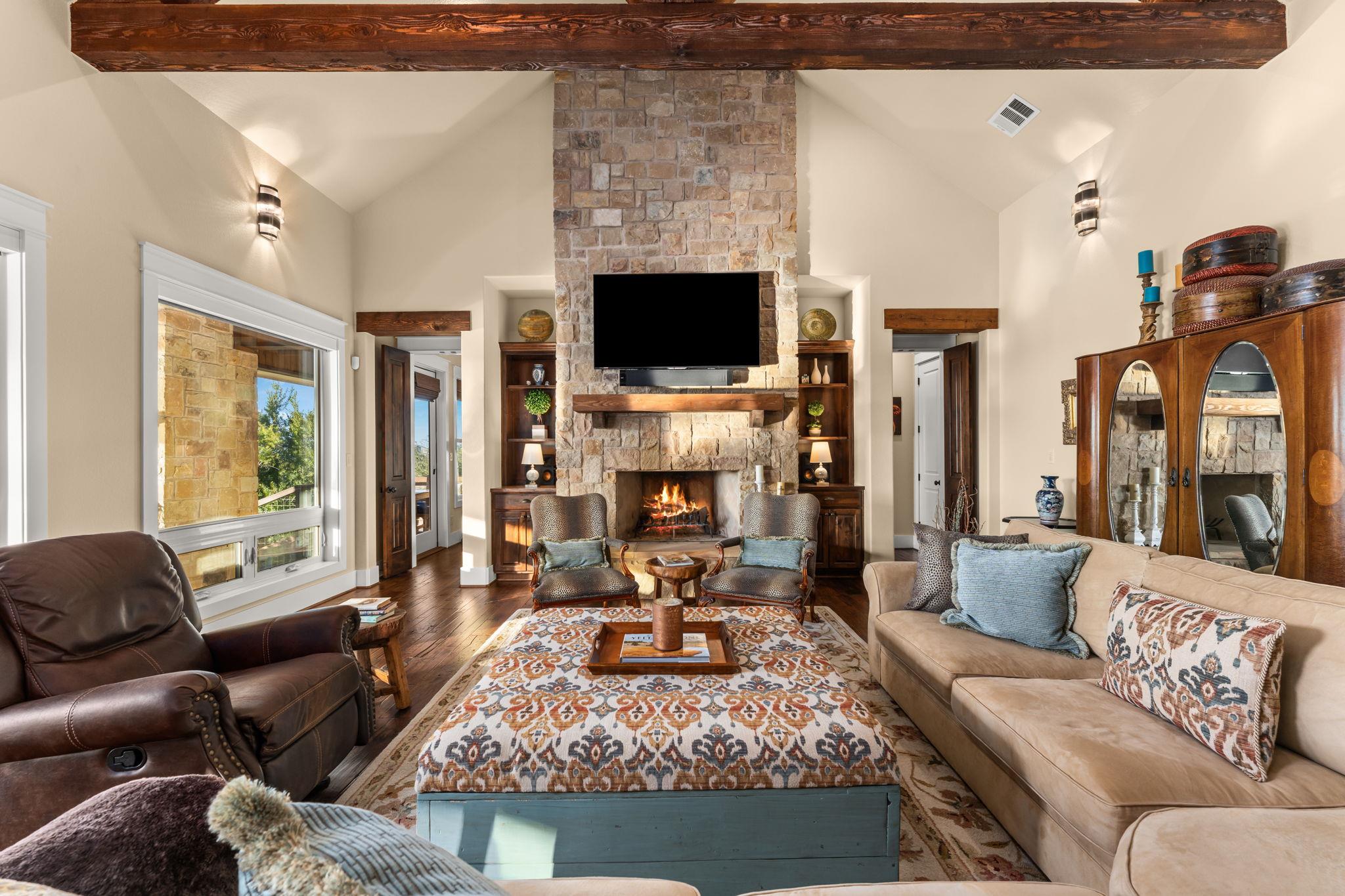 1010 Vista Ridge Dr, Round Mountain, TX 78663