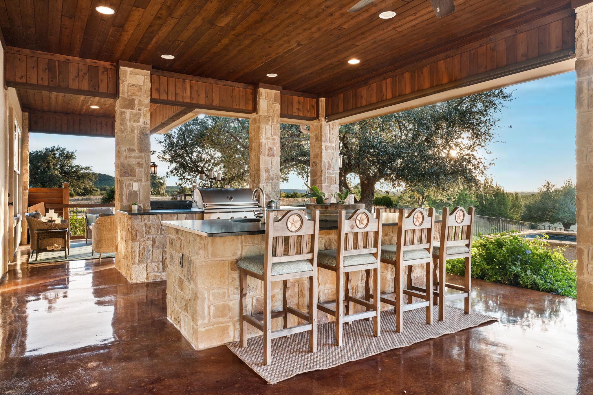 1010 Vista Ridge Dr, Round Mountain, TX 78663