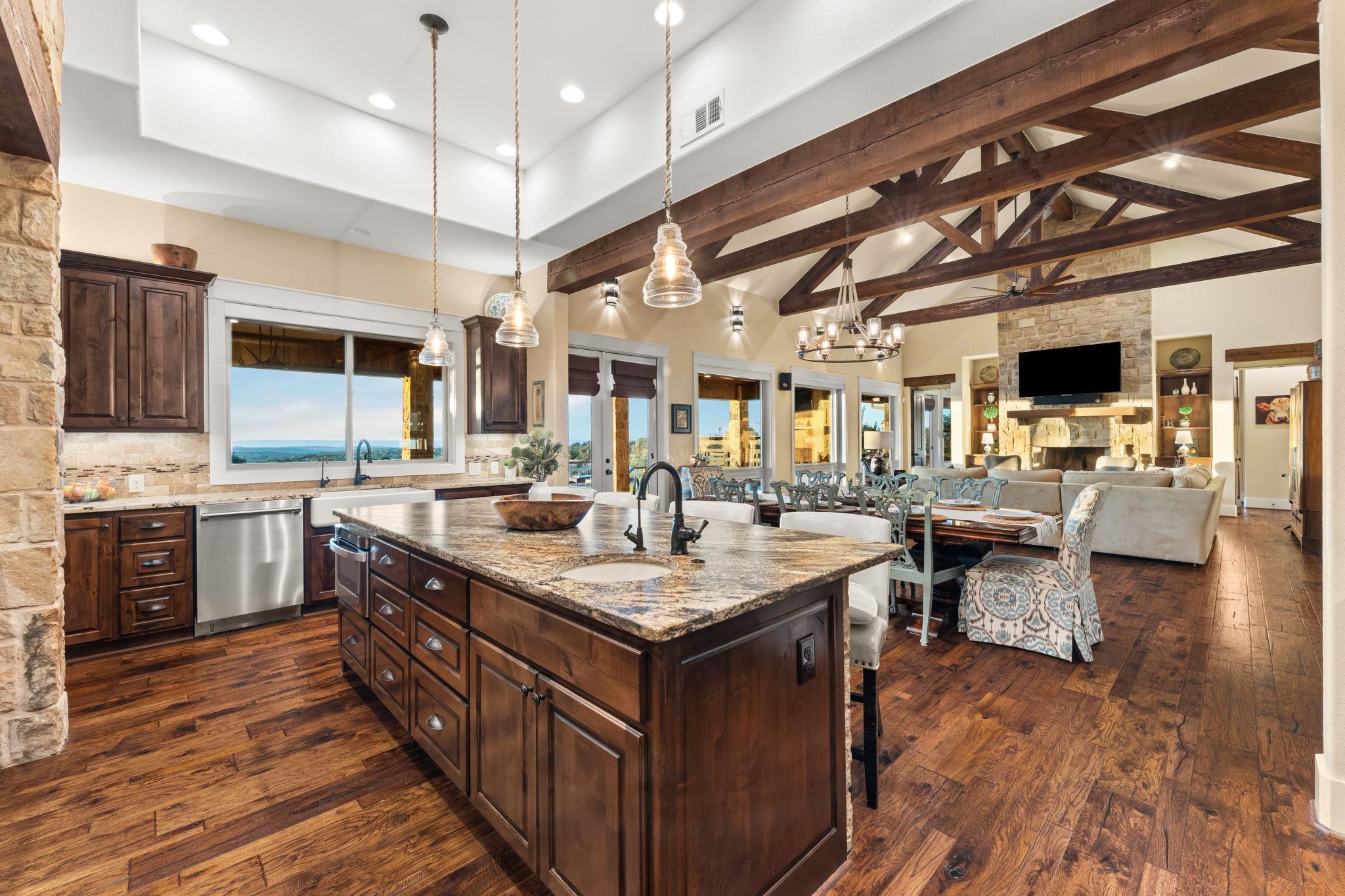 1010 Vista Ridge Dr, Round Mountain, TX 78663