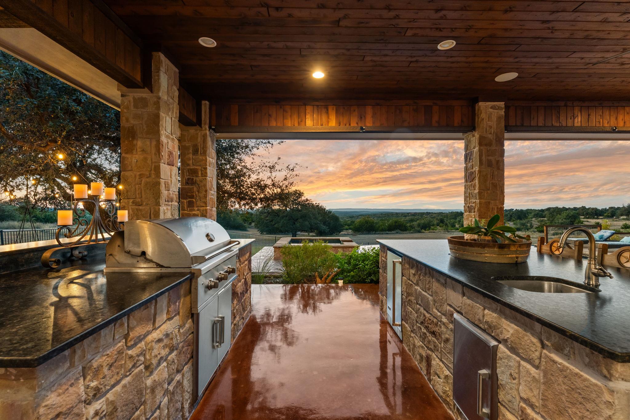 1010 Vista Ridge Dr, Round Mountain, TX 78663