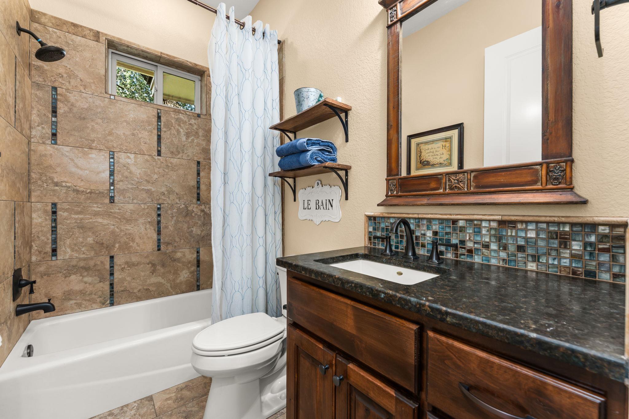 1010 Vista Ridge Dr, Round Mountain, TX 78663