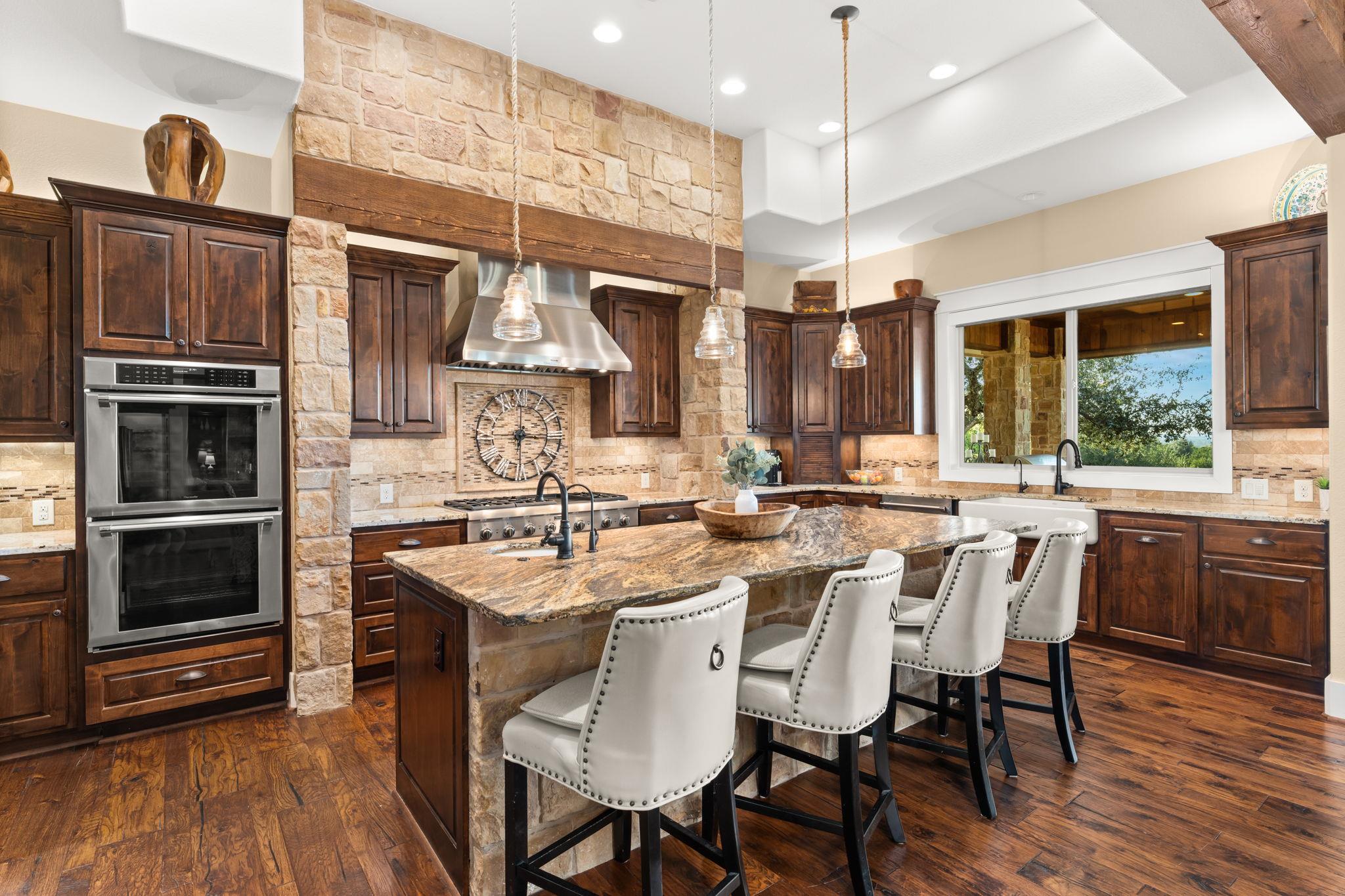 1010 Vista Ridge Dr, Round Mountain, TX 78663