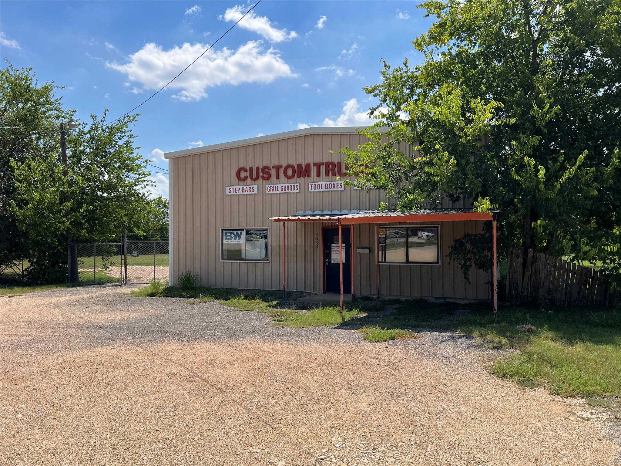 1201 W 2nd St, Taylor, TX 76574