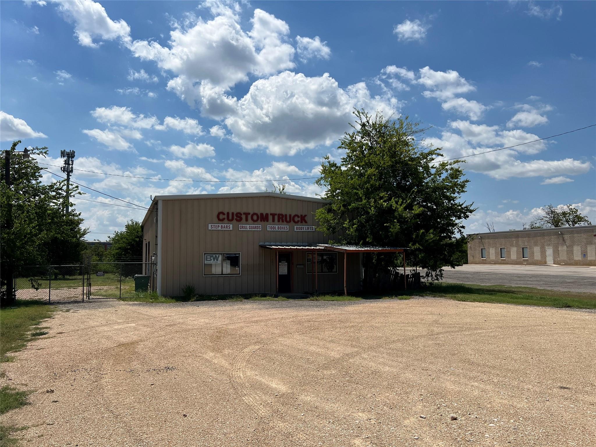 1201 W 2nd St, Taylor, TX 76574