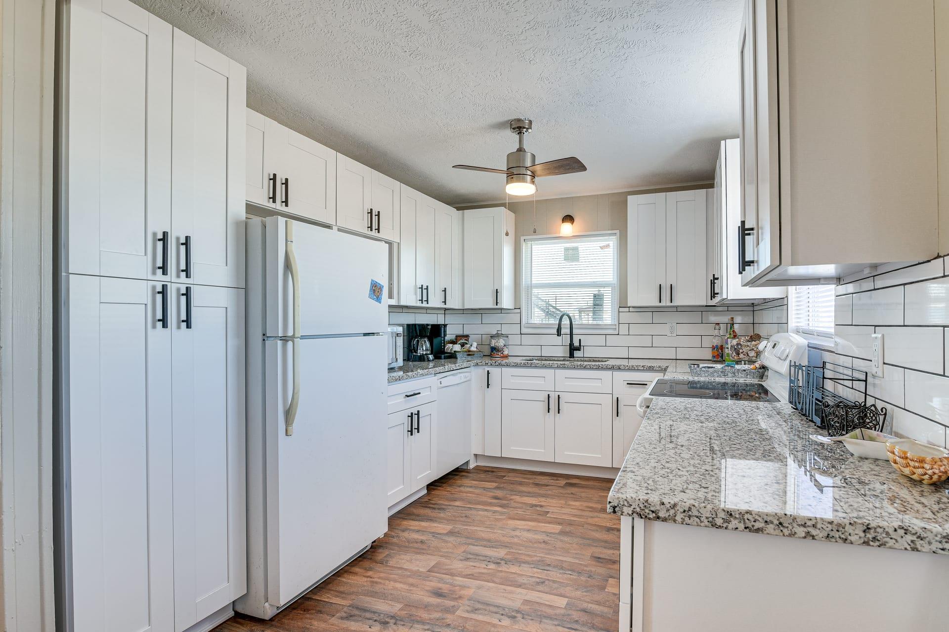 415 Seashell Dr, Surfside Beach, TX 77541