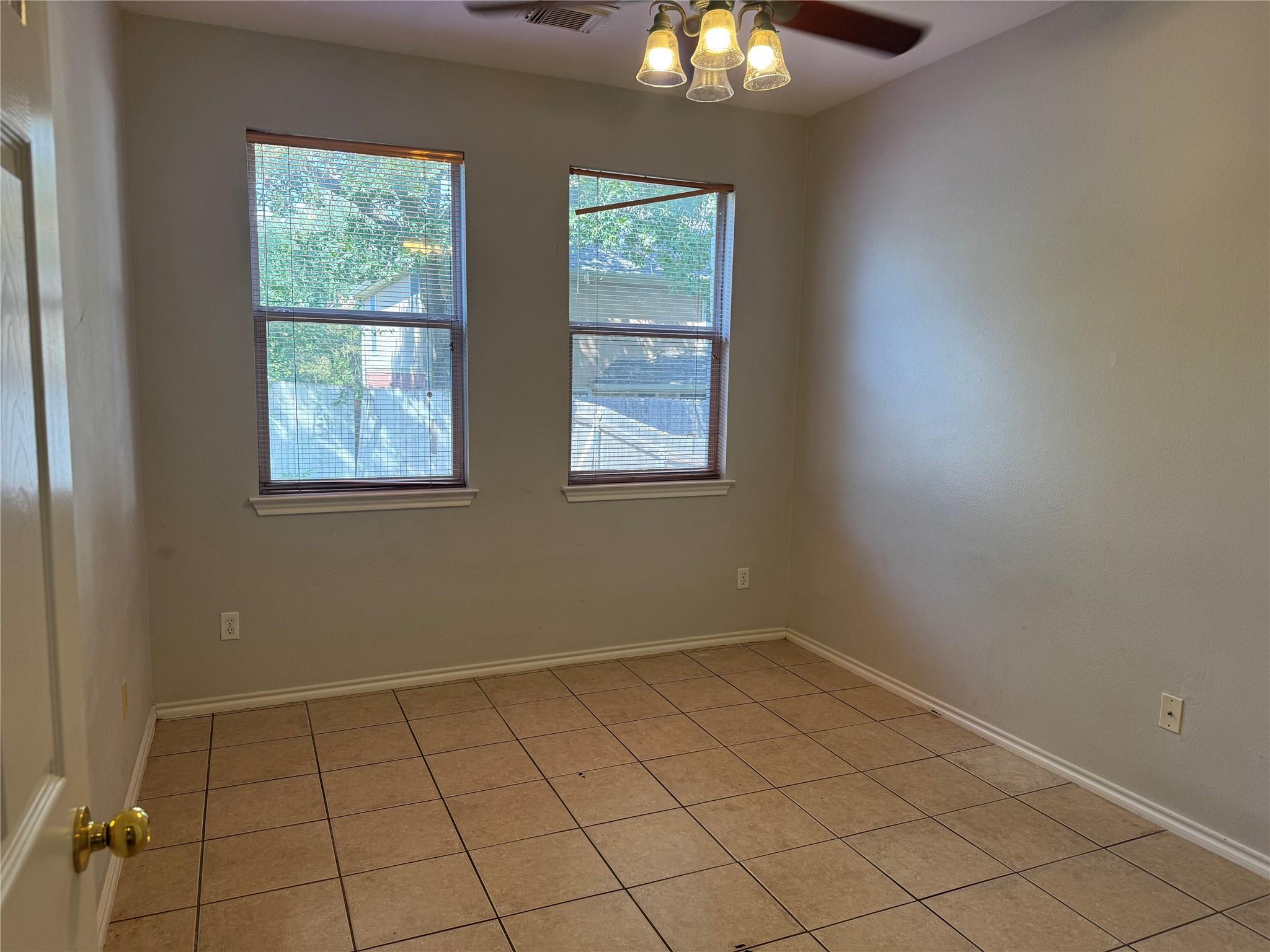 1810 Rosenborough Ln N, Round Rock, TX 78665