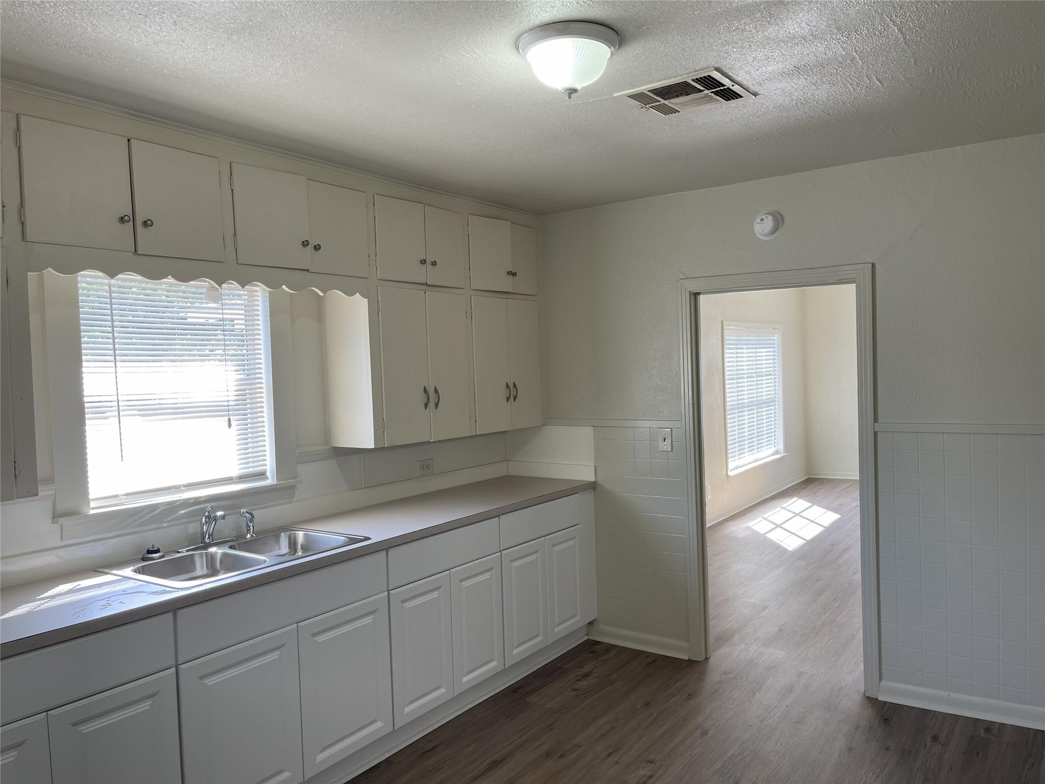 1521 N Hamilton St, Gonzales, TX 78629