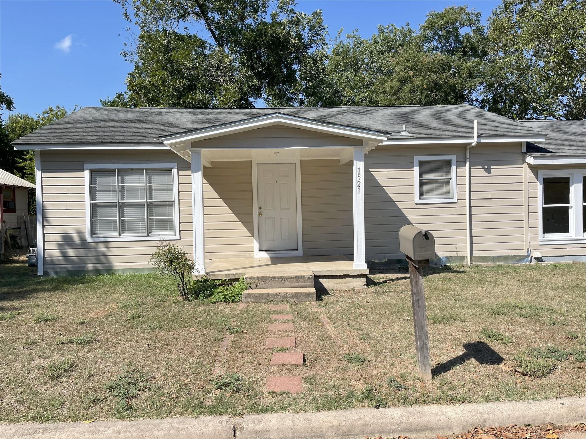 1521 N Hamilton St, Gonzales, TX 78629