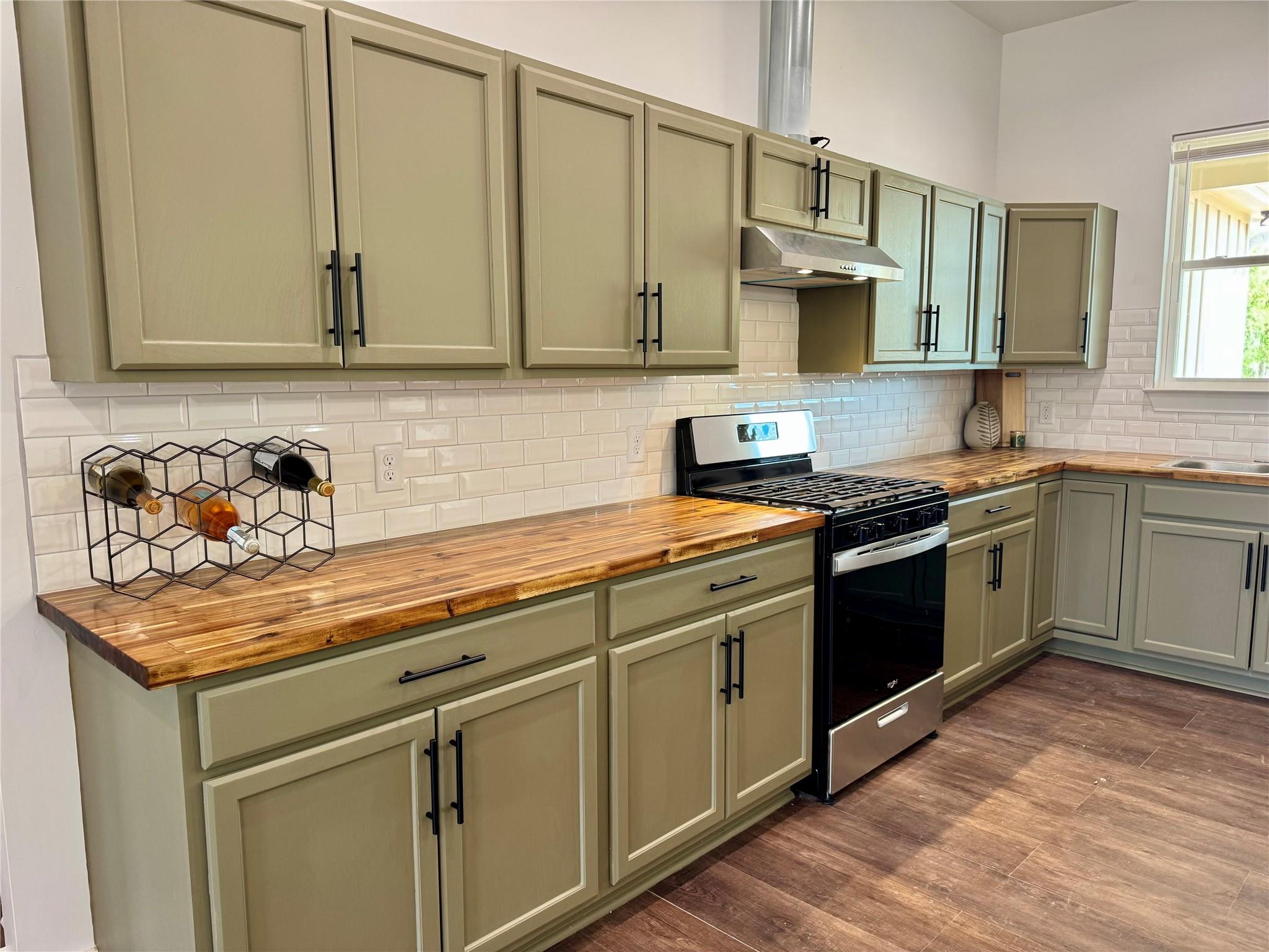 1353 Red Town Rd # B, Elgin, TX 78621