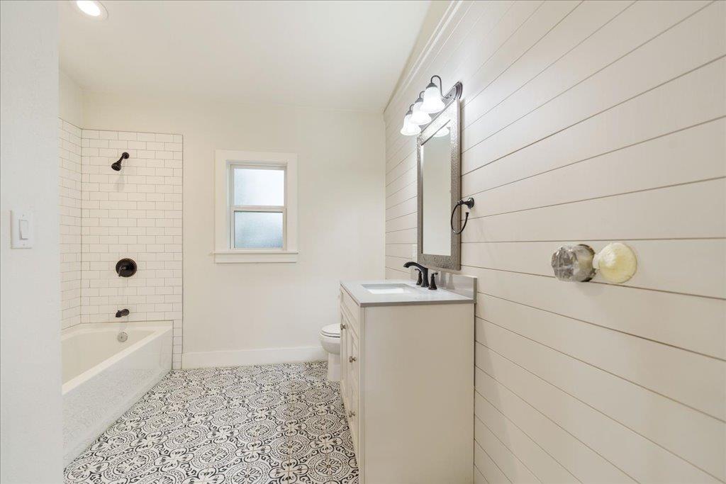 10213 Thomas Lane, Dripping Springs, TX 78620