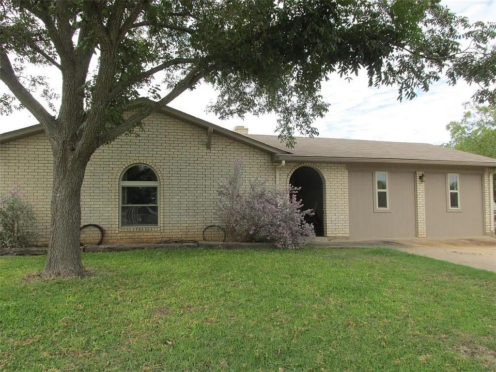 121 Bruce St, Brady, TX 76825