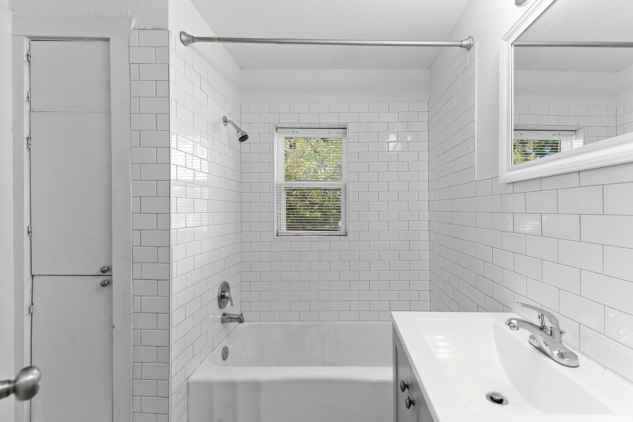 204 Lessin Ln, Austin, TX 78704