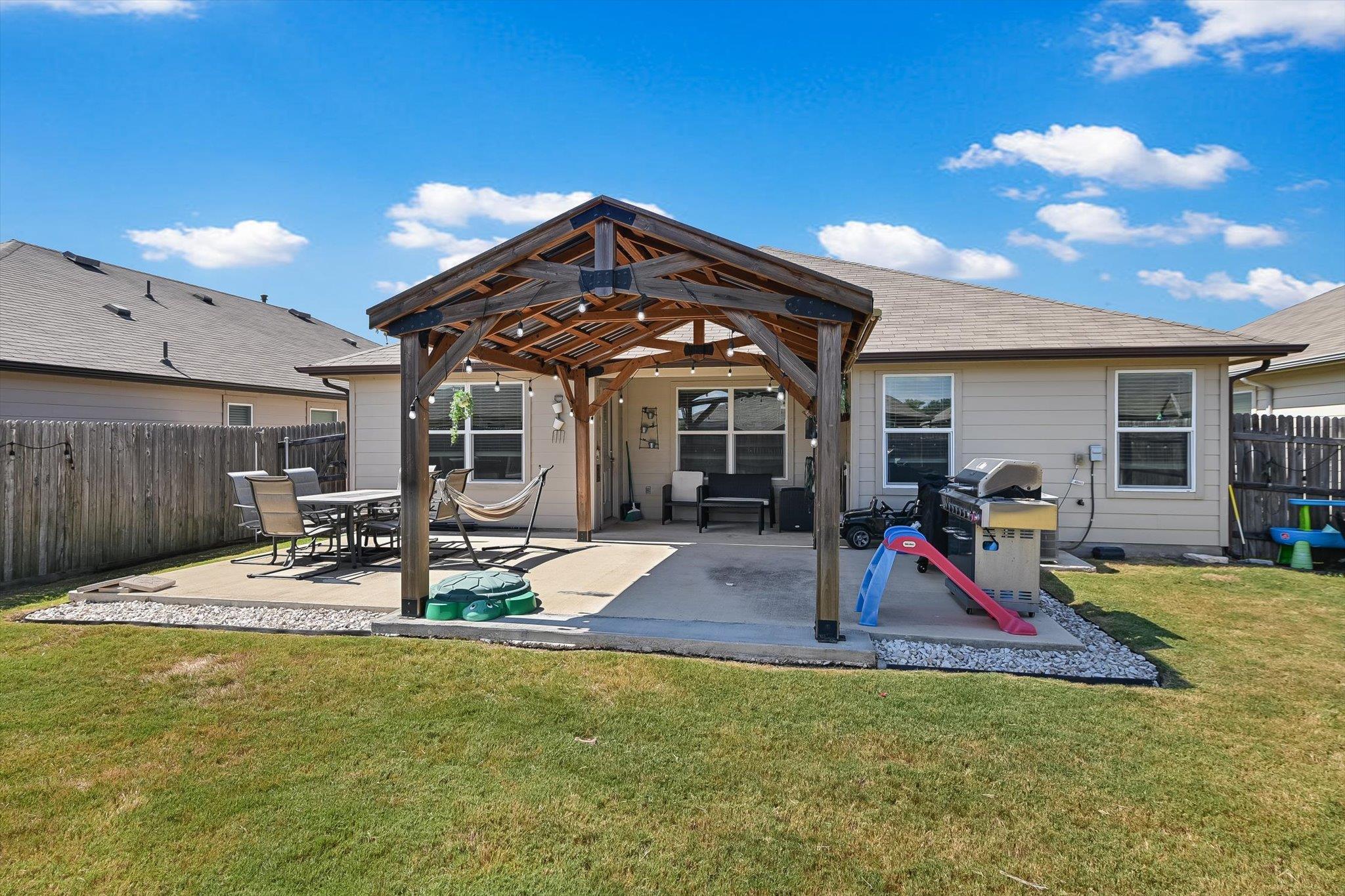 112 Groves Ln, Hutto, TX 78634