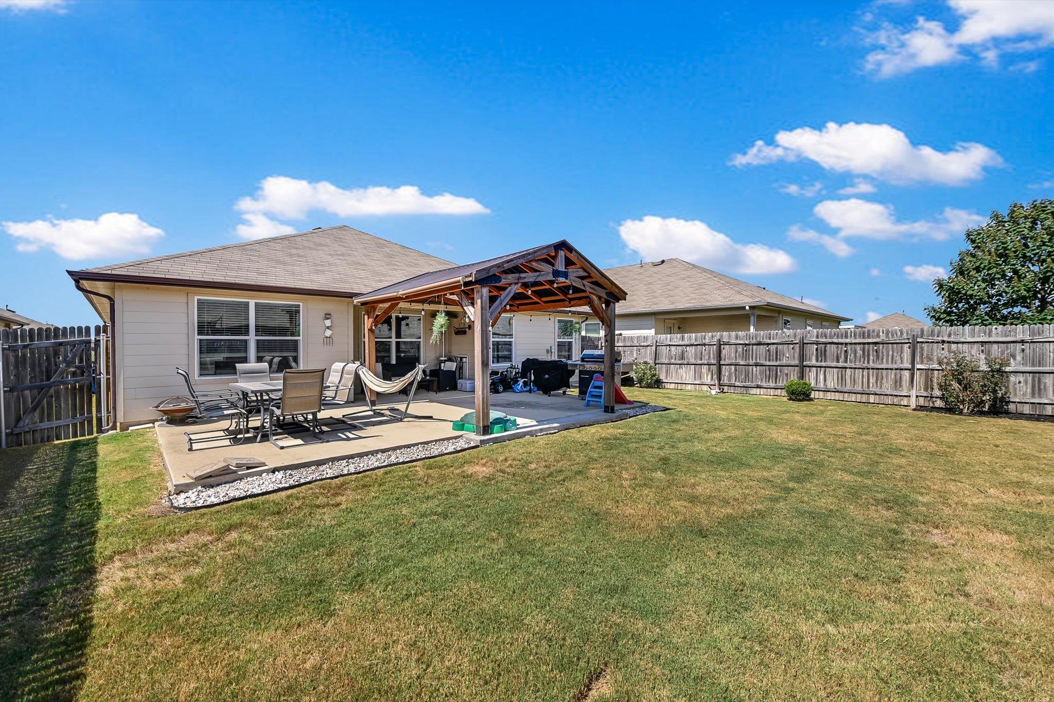 112 Groves Ln, Hutto, TX 78634