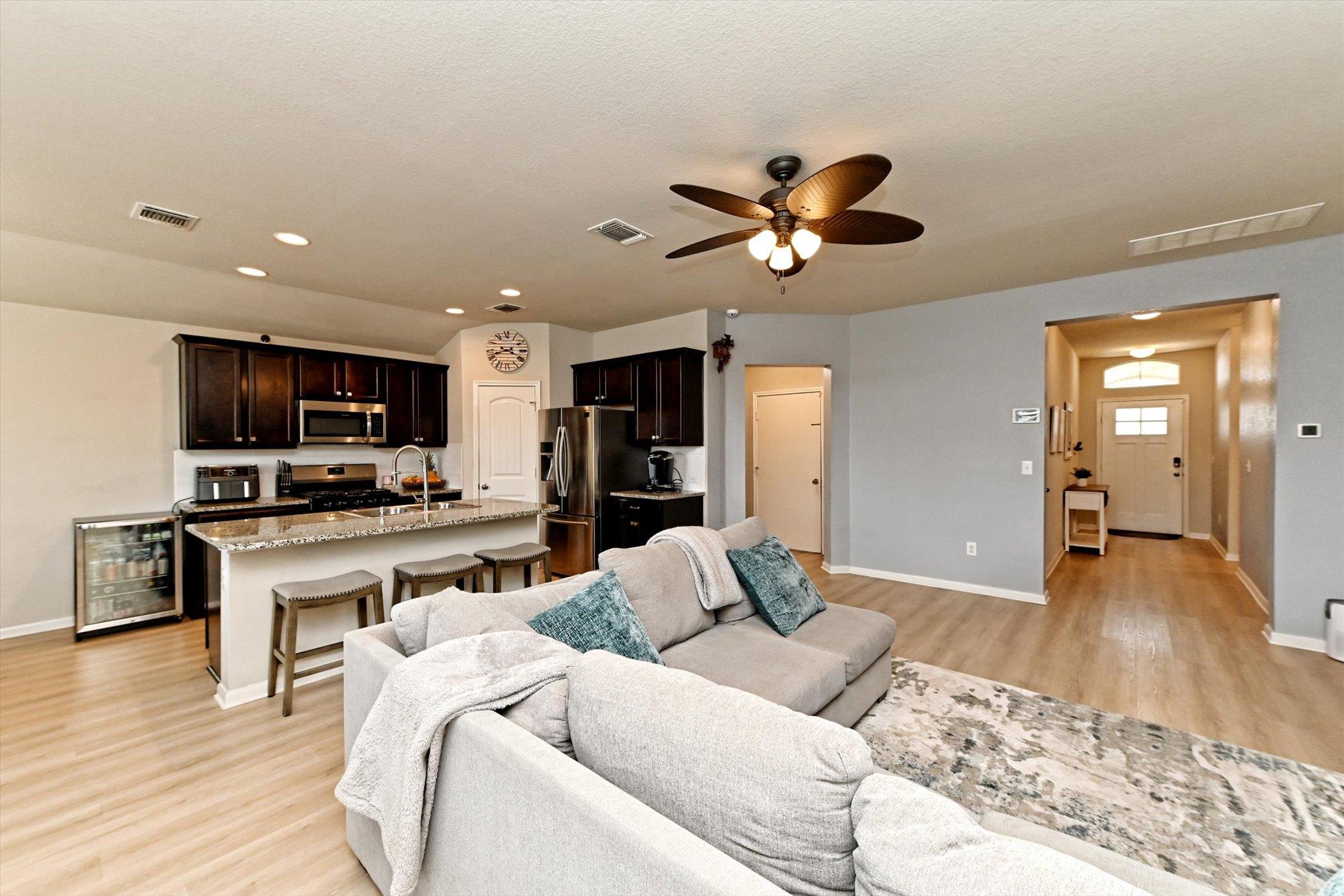 112 Groves Ln, Hutto, TX 78634