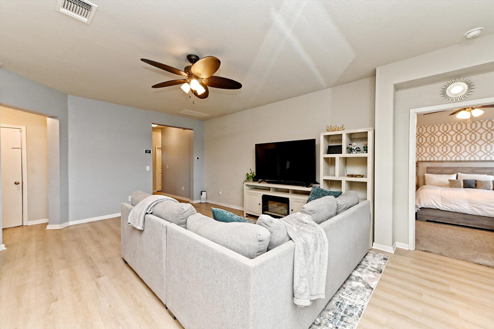 112 Groves Ln, Hutto, TX 78634