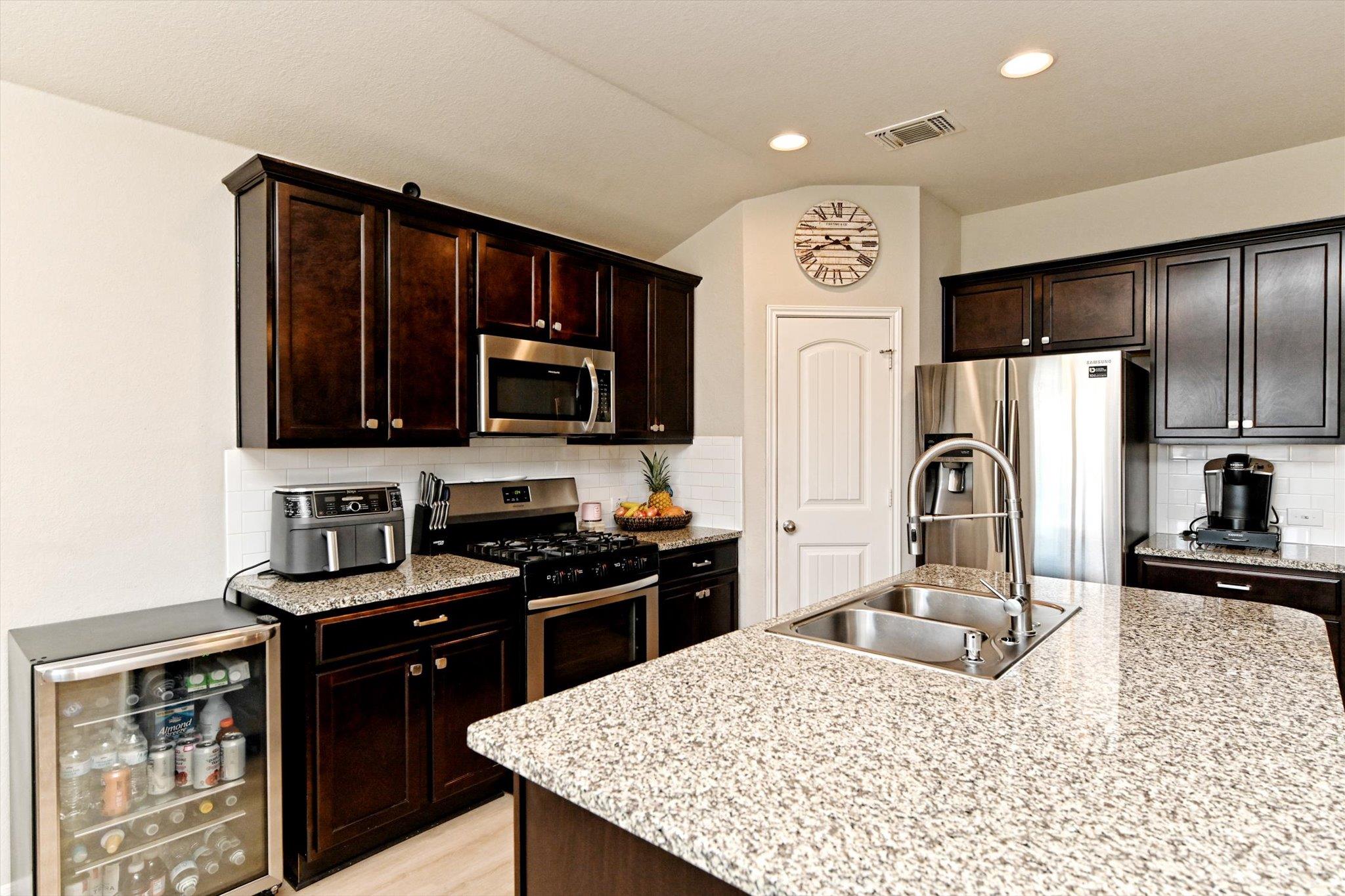 112 Groves Ln, Hutto, TX 78634