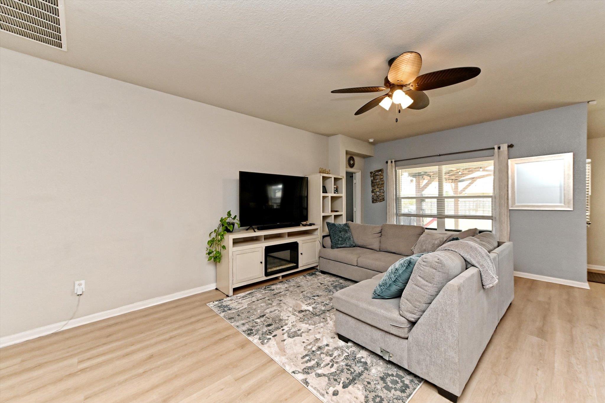 112 Groves Ln, Hutto, TX 78634